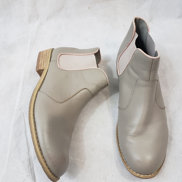 Esska Shoes - Esska Chelsea Leather Ankle Booties